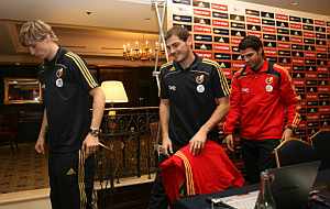 Torres, Casillas y Cesc, tras la rueda de prensa. (EFE)