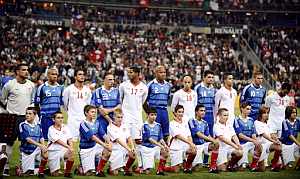 Los jugadores de Francia y de Tnez, antes del partido. (AFP)