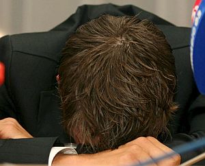 Bernhard Kohl se derrumb durante su confesin de dopaje ante la prensa alemana. (Foto: EFE)