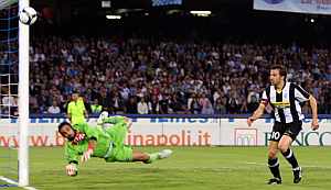 Del Piero falla una ocasin ante el portero del Npoles Iezzo. (Foto: AFP)