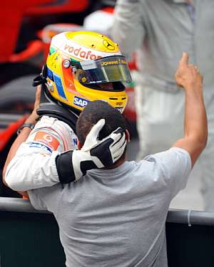 Lewis Hamilton celebra la victoria con su hermano, Nicholas. (Foto: EFE)