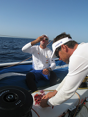 Dos tripulantes del Telefnica Azul comen jamn en cubierta. (Foto: Gabriele Olivo)