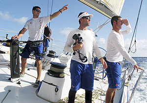 Pepe Ribes (derecha), vigilando a sus rivales desde cubierta. (Foto: Gabriele Olivo)
