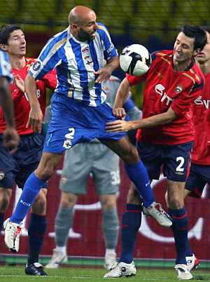Manuel Pablo lucha por el baln, en un momento del partido. (EFE)