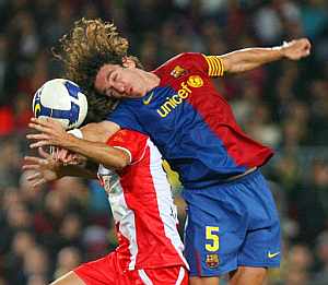 Puyol lucha con Corona por el esfrico. (AFP)