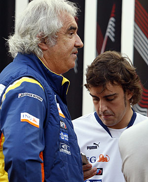 Briatore y Alonso, durante un gran premio. (Foto: REUTERS)