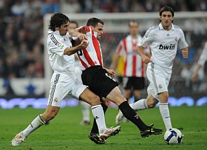 Ral presiona a Orbaiz durante el Real Madrid-Athletic Club. (Foto: AFP)