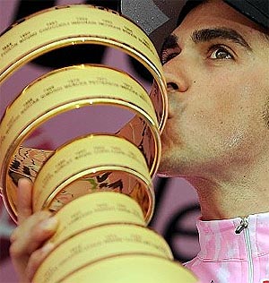 Contador, en el podio de Miln. (Foto: REUTERS)