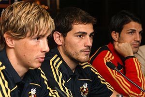 Torres, Casillas y Cesc, tres de los espaoles nominados al 'FIFA World Player'. (Foto: AP)