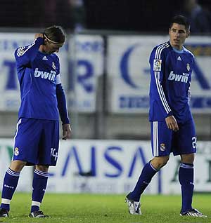 Guti y Javi Garca, tras encajar un gol en Irn. (Foto: EFE)