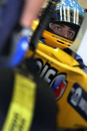 Fernando Alonso, en el en el interior de su Renault. (Foto: AFP)
