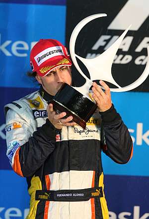 Fernando Alonso celebra su podio en Brasil. (Foto: EFE)