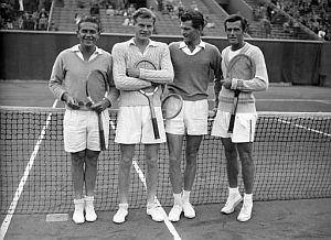 Bergelin, segundo por la izquierda, antes de la final de dobles de Roland Garros que conquist en 1948. (Foto: AFP)