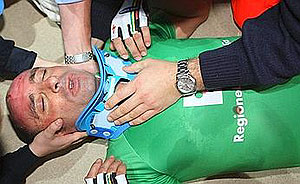 Paolo Bettini es atendido tras la cada. (Foto: La Gazzeta dello Sport)