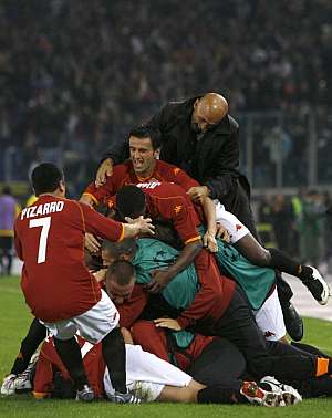 Los jugadores del Roma celebran uno de los goles. (Foto: AFP)