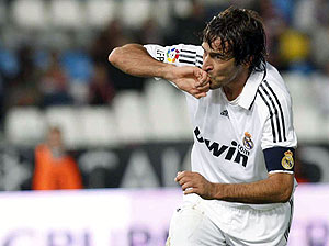 Ral besa su anillo tras un gol. (Foto: EFE)