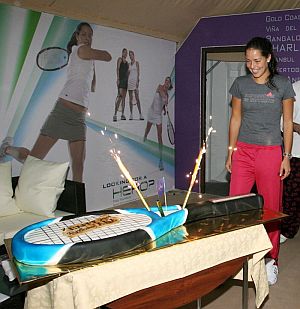 Ana Ivanovic, el pasado jueves en Doha, ante la tarta de su 21 cumpleaos. (Foto: EFE)