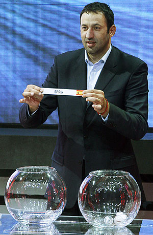 Vlade Divac extrae la bola del Espaa en el sorteo disputado en Varsovia. (Foto: AP)
