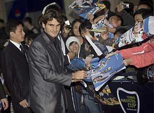 Roger Federer firma autgrafos a los aficionados en Shanghai. (EFE)