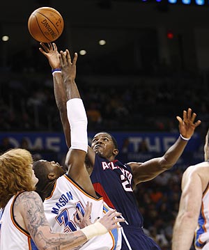 Johnson, de los Hawks, lucha el baln entre dos defensores de los Thunder. (Foto: AP)