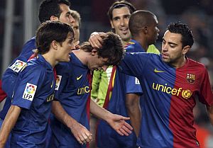 Los jugadores del Bara celebran el gol de Messi. (Foto: EFE)