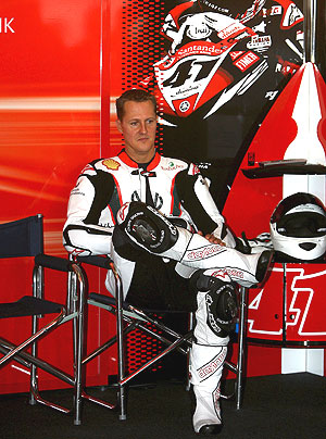 Michael Schumacher, durante los pasados entrenamientos en Portugal. (Foto: EFE)
