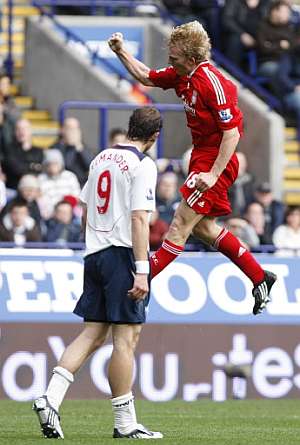 Kuyt celebra el primer gol del Liverpool. (Foto: AFP)