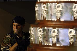 Un militar protege la Copa Davis (REUTERS)