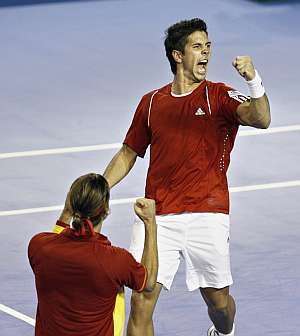Feliciano, de rodillas, y Verdasco, saltando, celebran el triunfo del dobles. (Foto:EFE)
