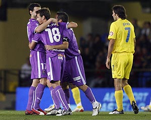 Pires observa como los jugadores del Valladolid celebran un tanto (FOTO:REUTERS)
