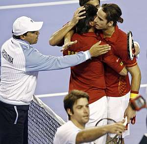 Alberto Mancini (i) felicita al equipo espaol de dobles Fernando Verdasco y Feliciano Lpez. (EFE)