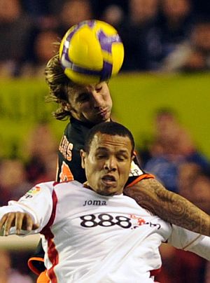 Alexis despeja un baln por encima de Luis Fabiano. (Foto: EFE)