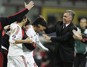 Ancelotti felicita a Ronaldinho tras un gol. (Foto: AP)