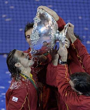 Los jugadores espaoles celebran su victoria. (Foto: EFE)