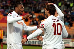 Batista y Totti celebran un gol. (Foto: EFE)