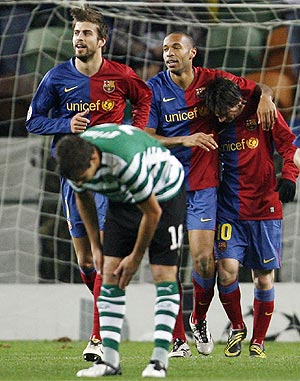 Henry agradece a Messi el pase que signific el primer gol del Bara. (Foto: EFE)