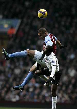 Gabriel Agbonlahor, del Aston Villa, lucha por el baln con Pantsil. (AFP)