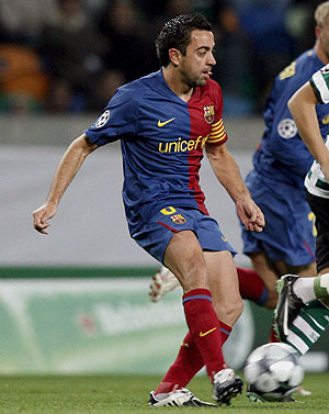 Xavi controla el balón en el partido ante el Sporting de Lisboa. (Foto: EFE)