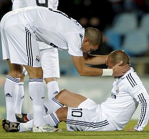 Pepe consuela al lesionado Sneijder. (Foto: EFE)