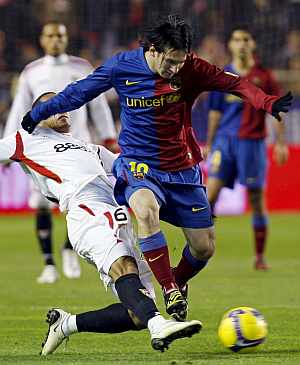 Messi se lleva el balón, ante la oposición de Adriano. (EFE)