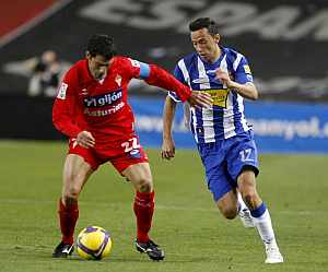 Sastre conduce el baln, ante la presencia de un futbolista del Espanyol. (EFE)
