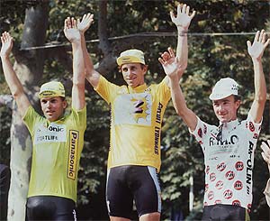 Podio final (de izda. a dcha.): Olaf Ludwig, jersey verde; Greg LeMond, amarillo, y Thierry Claveyrolat, rey de la montaa. El francs se suicid aos despus, en Grenoble. (Foto: EFE)