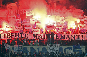 Los hinchas del Marsella han pedido la libertad para Santos Mirasierra en varios partidos disputados en su estadio. (Foto: REUTERS)