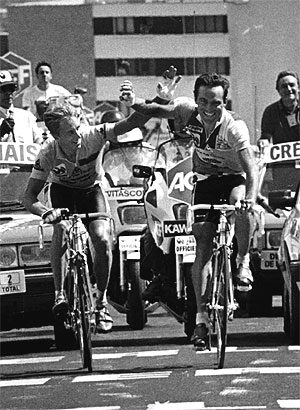 LeMond (i) e Hinault cruzan juntos la meta de Alpe d'Huez.