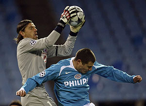 Gregory Coupet, en el partido contra el PSV. (Foto: REUTERS)