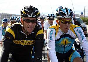 Lance Armstrong (i), junto a Alberto Contador. (Foto: AFP)