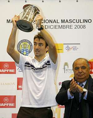 Robredo levanta el trofeo en presencia del presidente de la Federacin, Pedro Muoz (Foto: EFE)