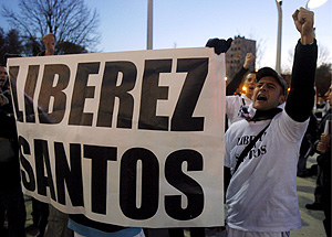 Aficionados del Olympique piden la liberacin de Santos. (Foto: EFE)