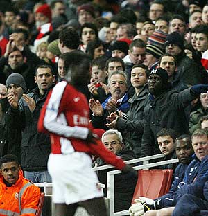 Unos pocos aplauden a Eboue tras ser sustituido durante el Arsenal-Wigan. (Foto: AFP)
