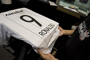 Camiseta del Corinthians con el nombre de Ronaldo. (Foto: EFE)